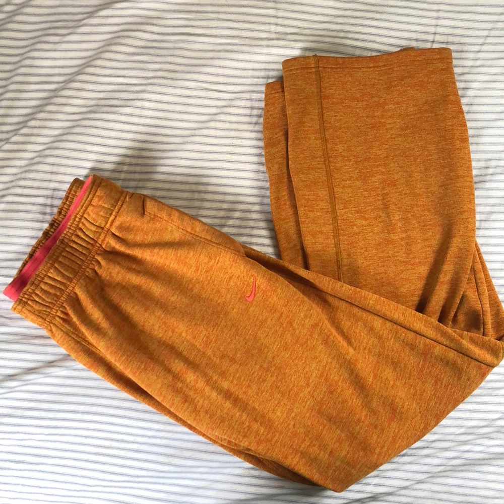 Women’s Nike Therma-Fit Sweatpants Size Medium